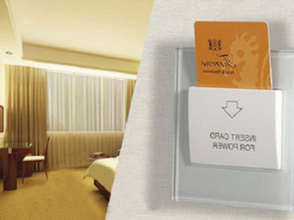 ما هي طريقة تخصيص واستخدام بطاقة غرفة الفندق؟